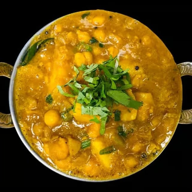 Chole Curry / Aloo-Chole Curry.